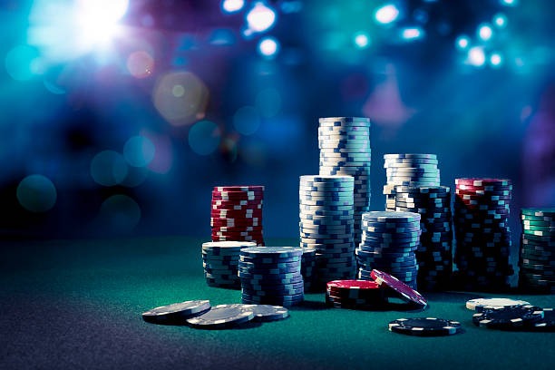 Roulette wheel spinning at mariatogel link live casino studio with dealer and multilingual interface